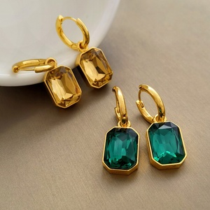 Boucles d'oreilles créoles en acier inoxydable plaqué or PVD 18 carats avec breloques en zircon taille émeraude |   Bijoux hypoallergéniques, résistants au ternissement et tendance - Product Image 4