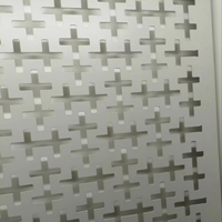 Plaques de plafond perforées personnalisables avec motif croisé - Idéales pour les bureaux, les hôtels et les espaces publics