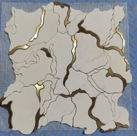 Carreau de marbre moderne tendance de 10mm d'épaisseur avec incrustation d'or Mosaïque au jet d'eau pour mur intérieur d'hôtel Nouveau design de parquet