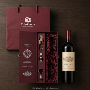 Boîte cadeau rigide <span class=keywords><strong>rouge</strong></span> <span class=keywords><strong>bordeaux</strong></span> pour <span class=keywords><strong>vin</strong></span> avec ensemble de 4 outils à <span class=keywords><strong>vin</strong></span>, doublure en satin, logo personnalisé en relief pour emballage cadeau de <span class=keywords><strong>vin</strong></span> de fêtes - Product Image 4