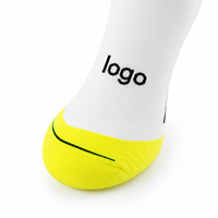 Chaussettes de cyclisme professionnelles techniques respirantes en mesh avec logo personnalisé, couleur blanc, vert olive, jaune fluo, pour la course sur route