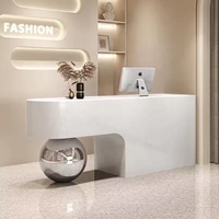 Comptoir d'accueil de luxe moderne en MDF laqué, blanc crème, sur mesure, avec éclairage LED dimmable, pour usage hôtelier
