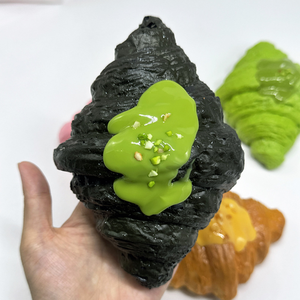 Deliciosos Squishies de Pan de Material PU, Croissant Realista de Levantamiento Lento, Juguete Sensorial Aromático para Aliviar el Estrés para Niños y Niñas - Product Image 5