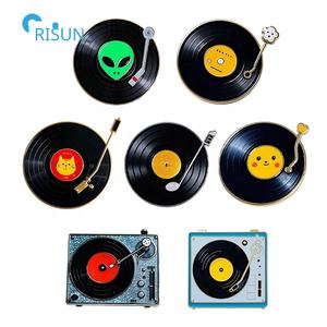Pin de esmalte de vinilo personalizado para grabar música, alfiler de solapa de vinilo personalizado, estilo Retro - Product Image 1