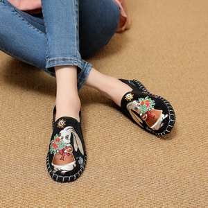 Chaussures en tissu brodé multicouche faites à la main style vieux Pékin pour femmes, respirantes, plates et décontractées, idéales pour le travail - Product Image 2