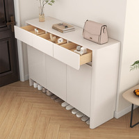 Armoire de rangement en bois massif à l'entrée du salon, une armoire d'entrée grande capacité pour usage domestique