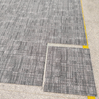 Dalles de moquette carrées en nylon à boucles, imprimées florales, fabriquées à la machine, pour bureaux et espaces commerciaux, ignifuges et insonorisantes, vente en gros