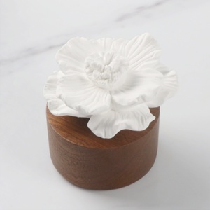 Flor de alta calidad Decoración del hogar Base de madera Cerámica y porcelana Aroma Difusor de aceite esencial Ambientador de caña - Product Image 3