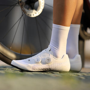 Nuove <span class=keywords><strong>Scarpe</strong></span> <span class=keywords><strong>da</strong></span> <span class=keywords><strong>Ciclismo</strong></span> su Strada in Fibra di Carbonio Ultra-leggere e Traspiranti, Alta Durezza, <span class=keywords><strong>Comode</strong></span>, Antiscivolo, Resistenti all'Usura, alla Moda - Product Image 5