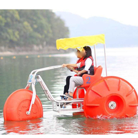 Équipement de jeux aquatiques d'extérieur - Tricycle aquatique à 3 grandes roues avec pédalier et pare-soleil pour parcs d'attractions et utilisation en mer, en matériau PE