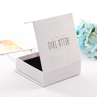 Boîte à bijoux blanche de luxe avec logo personnalisé, insert en velours, emballage rigide pour boucles d'oreilles, bagues et marques de bijoux