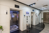 Immeuble de bureaux standard Passagers et fret Conception traditionnelle Garantie 1 an Ascenseur pour planchers en PVC à entraînement CA sans engrenage
