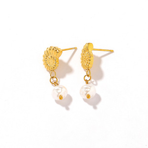 ต่างหูห้อยเคลือบทองพร้อมมุกและเปลือกหอยสำหรับผู้หญิงสวมใส่ได้ทุกวัน - Product Image 5