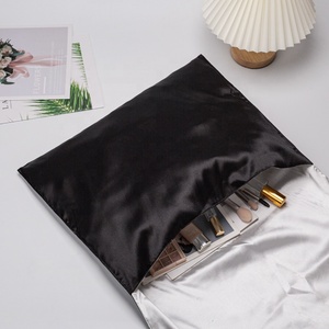 Bolsa <span class=keywords><strong>de</strong></span> satén plegable <span class=keywords><strong>de</strong></span> lujo personalizada para maquillaje cosmético, bolsa <span class=keywords><strong>de</strong></span> satén para sobres, bolsas <span class=keywords><strong>de</strong></span> embalaje <span class=keywords><strong>de</strong></span> <span class=keywords><strong>ropa</strong></span> <span class=keywords><strong>de</strong></span> satén, bolsa para el polvo - Product Image 4