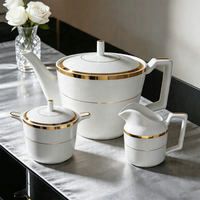 Service de table de luxe personnalisé en porcelaine fine blanche avec larges bordures dorées, tasses à thé et mugs à café en céramique pour mariages