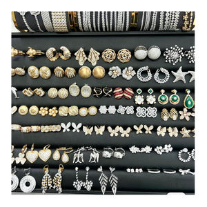 Boucles d'oreilles Hip Hoop en acier inoxydable Nom personnalisé Boucles d'oreilles en or Design pour femmes et filles - Product Image 1