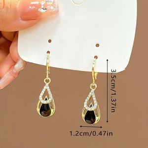 Boucles d'oreilles en cristal plaqué or noir de style coréen élégant et haut de gamme, goutte d'eau, accessoire personnalisé à la mode - Product Image 2