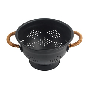 Passoire en plastique double couche avec poignées en bambou, noire, pour légumes et fruits - Product Image 3