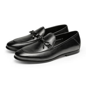 La fábrica suministra zapatos casuales y de negocios cómodos para hombre, hechos a mano con cuero vacuno, y zapatos de vestir y Oxfords de cuero personalizados. - Product Image 4