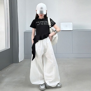 Completi di Abbigliamento per Ragazze Estate 2026: Maglietta Nera a Maniche Corte con Stampa Lettering + Pantaloni Bianchi Larghi, Set 2 Pezzi - Product Image 2