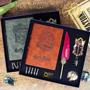 Set de Regalo de Papelería con Licencia Oficial al por Mayor: Pluma Retro, Cuaderno de Cuero, Marcador y Caja de Regalo Coleccionable - Product Image 1