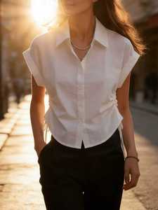 Blusa casual corta blanca para mujer con solapa, manga casquillo, cordón lateral y cintura fruncida - Product Image 4