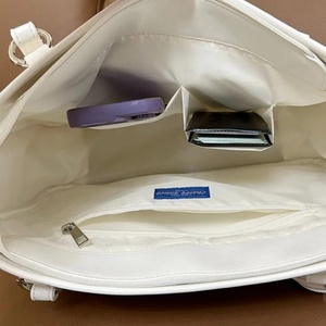 Fabricante de Bolsos de Cuero: Bolso Bandolera 2 en 1 con Forma de Corazón y Correa Ajustable para Conveniones - Product Image 6