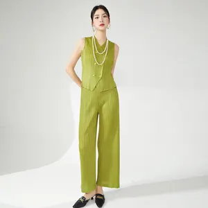 Ensemble deux pièces de style décontracté pour femmes de haute qualité haut sans manches à la mode et pantalon plissé longueur cheville avec décoration imprimée