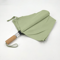 Parapluie pliant automatique coupe-vent de 24 pouces, vert sauge matcha, en pongé 190T, avec armature entièrement en fibre de verre et poignée en bois, personnalisable