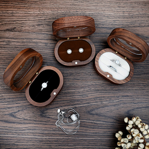 Boîte à bijoux ovale miniature en bois de noyer massif de luxe avec logo personnalisé, couverture en velours, rangement pour colliers, boucles d'oreilles, bagues, fermeture magnétique - Product Image 4