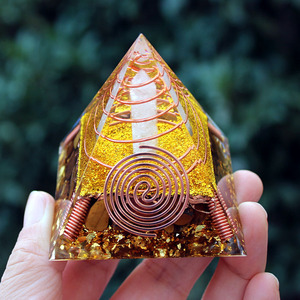 Pirámide de Cristal con Resina Epoxi, Adorno Artesanal para Escritorio, Decoración Hecha a Mano para el Hogar - Product Image 4