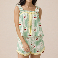 Ensemble pyjama femme à rayures vertes et nœud cerise, comprenant un haut de pyjama à bretelles à volants et un short à volants, idéal pour l'été, vêtements de nuit et de détente