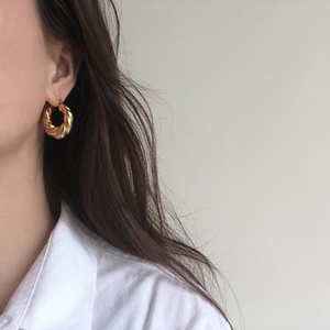 Boucles d'oreilles créoles hypoallergéniques en acier inoxydable torsadé doré, style croissant, épaisses et tendance - Product Image 6