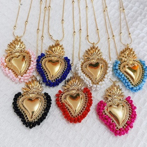 Collana da Donna con Ciondolo del Sacro Cuore di Gesù Circondato da Perline Miyuki Colorate, in Rame Placcato Oro 18k - Product Image 1