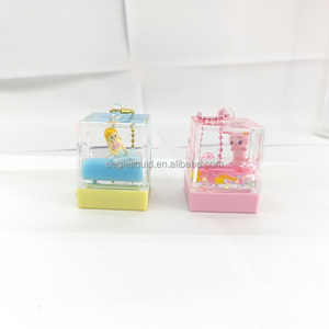 Portachiavi Cubo LED <span class=keywords><strong>Mini</strong></span> Creativo Personalizzato OEM ODM con Glitter e Sequin, Souvenir Galleggiante con Sabbia Liquida, Giocattolo Regalo - Product Image 2