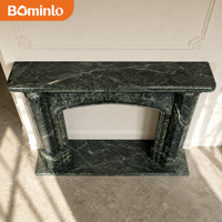 Cheminée en marbre vert, pilier octogonal, design arche Tudor, pierre rare polie pour projet d'aménagement intérieur de luxe pour hôtel, club, villa