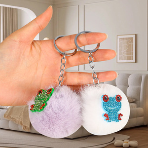 Llavero de felpa con forma de rana de dibujos animados, colores variados, accesorios para llaves de coche, colgante bonito para bolsos de mujer - Product Image 1