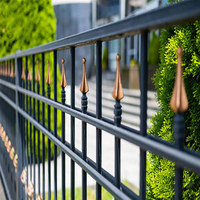 Panneaux de clôture de sécurité commerciaux en tube d'acier galvanisé décoratif, anti-rouille, finition thermolaquée pour la sécurité des cours et des jardins
