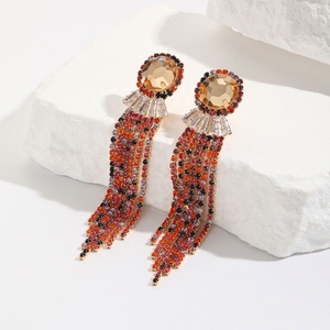 Boucles d'oreilles clous de luxe haut de gamme entièrement serties de diamants blancs avec pompon, forme géométrique, pour la vente en gros en Europe et aux États-Unis - Product Image 1