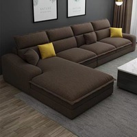 Canapé d'angle modulable beige en forme de L avec chaise longue, coussins à bordure côtelée en tissu et oreillers, idéal pour le salon
