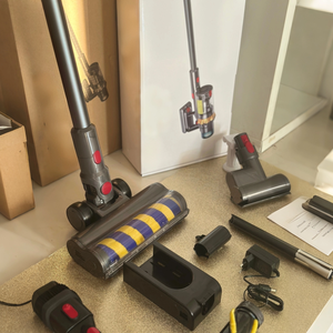 Aspirateur portable sans fil Dys à piles avec filtre HEPA et sac pour la maison, la voiture, l'hôtel, nettoyage humide/sec - Product Image 1