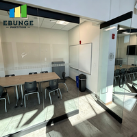 Cloison de séparation en verre mobile à cadre noir avec panneaux coulissants à fixation supérieure et inférieure pour bureau