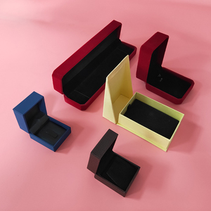 JG01 изготовленная на заказ красная упаковка ювелирных изделий Роскошная бархатная шкатулка с напечатанным логотипом - Product Image 2