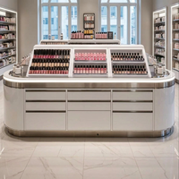 Comptoir de présentation incurvé pour cosmétiques et maquillage, avec finition en acier inoxydable, pour boutique et expérience de vente au détail, taille personnalisée
