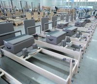 Reformer Pilates en érable pour le renforcement du tronc et le remodelage corporel, idéal pour les studios de Pilates, réglable et écologique