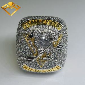 Anillo Conmemorativo 2017 Chapado en Oro de 24K con Diamantes de Moda, Personalizado Según Muestras, Regalo de Aniversario o Compromiso - Product Image 1