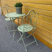 Ensemble de meubles d'extérieur décontractés en fer forgé de style français à motifs ajourés - Table et chaises pour villas, cours et balcons