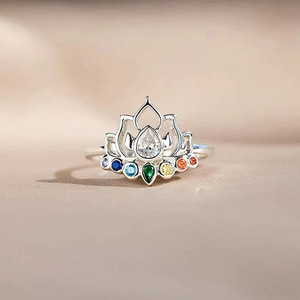 Anello di Cristallo a Forma di Fiore di Loto Multicolore per Donne, Accessorio Elegante per Uso Quotidiano - Product Image 1