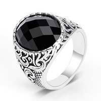 Bague Gothique Vintage pour Homme en Alliage Sculpté avec Totem, Grande Pierre en Résine Noire, Bijou Masculin Massif Style Antique, Logo Personnalisé, Vente en Gros