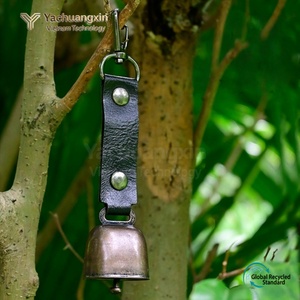 Llavero de Cuero con Campana de Oso y Cierre Metálico para Senderismo, Camping y Uso al Aire Libre, Colores Marrón y Negro, Paquete de 2 - Product Image 2